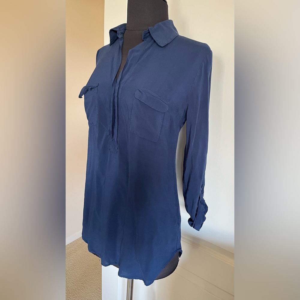 Splendid blue tunic top. 2 front mini pockets. Super soft and comfy. Small